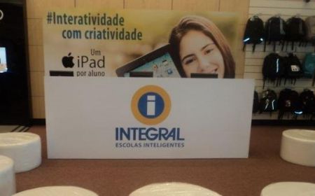 Balcão com prateleiras